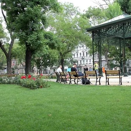 5 Bedrooms With Ac In Center Budapest
