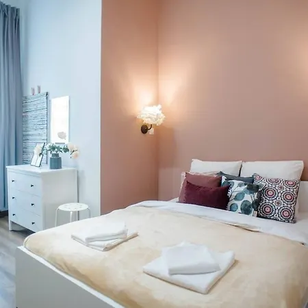 5 Bedrooms With Ac In Center Apartment *
