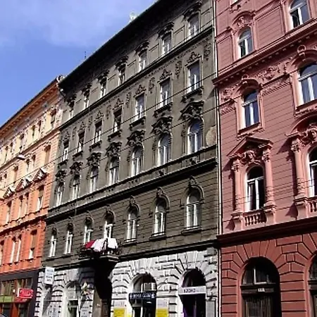 5 Bedrooms With Ac In Center Budapest