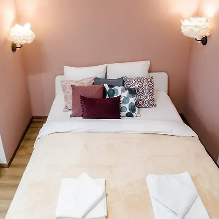 5 Bedrooms With Ac In Center Apartment *