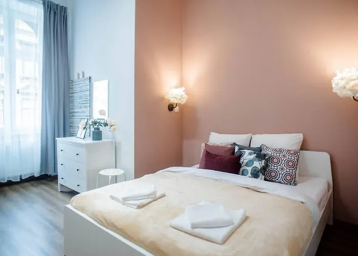 5 Bedrooms With Ac In Center شقة *