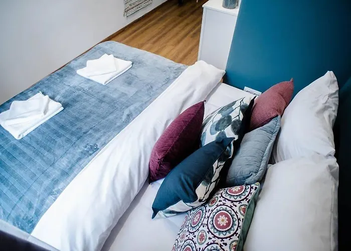 شقة 5 Bedrooms With Ac In Center