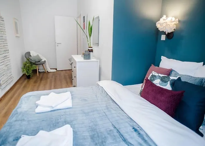5 Bedrooms With Ac In Center *