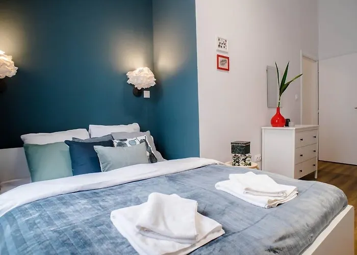 5 Bedrooms With Ac In Center *