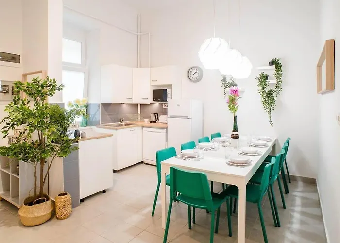 5 Bedrooms With Ac In Center * بودابست
