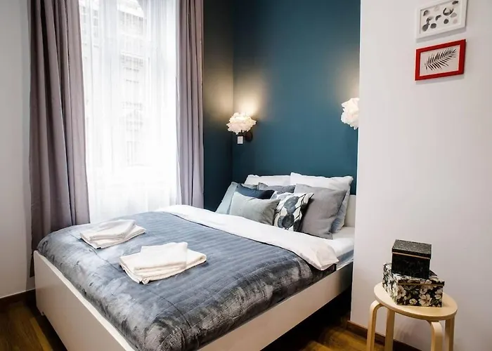 5 Bedrooms With Ac In Center شقة *